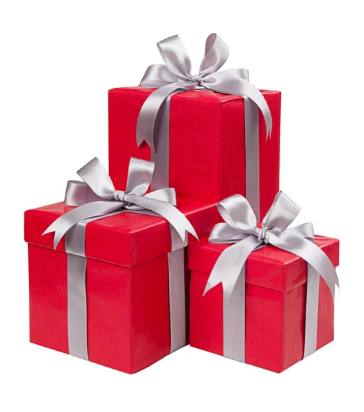 Красные коробки с подарками, связанными серыми бантами — стоковое фото