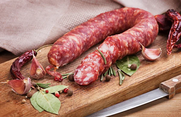 Épices à la saucisse et ail sur une planche — Photo