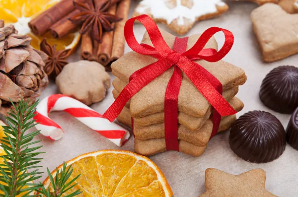 Christmas decoration. Cookies, red ribbon and bow — Stock Photo, Image