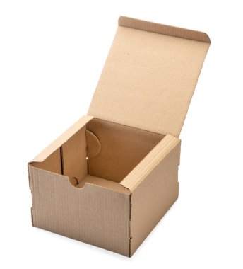 Karton kutuyu boşalt. Posta ve ulaşım paketleri beyaz arkaplanda izole edildi