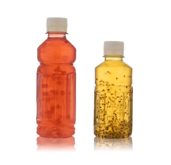 Ποτό σε πλαστικό μπουκάλι με σπόρους chia και φέτες καρπουζιού και φραουλών — Φωτογραφία Αρχείου