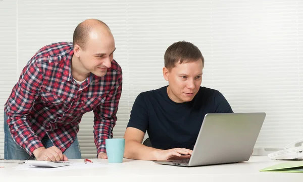 Dois homens com laptop no escritório — Fotografia de Stock