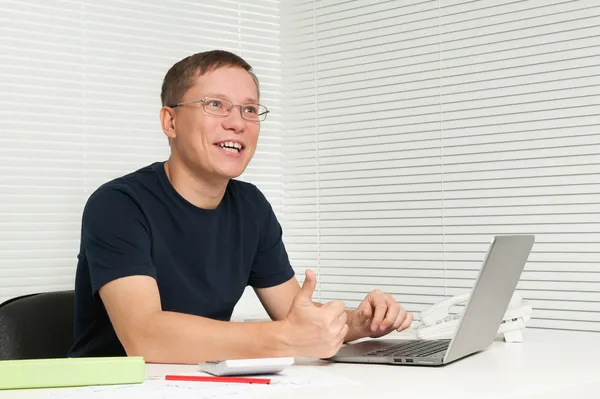 Homem alegre com um laptop — Fotografia de Stock