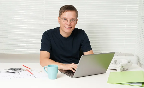 Smart manlig student med laptop — Stockfoto