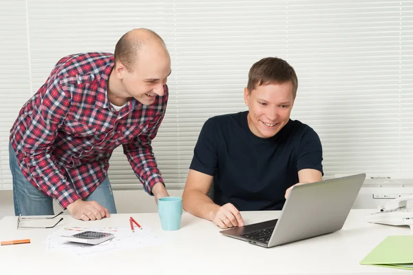 Två casual diskutera det nya projektet på kontor — Stockfoto
