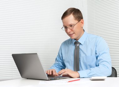 Ofis Masası, bilgisayar üzerinde çalışan genç iş adamı