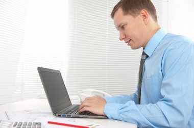 laptop ile çalışan yakışıklı iş adamı portresi