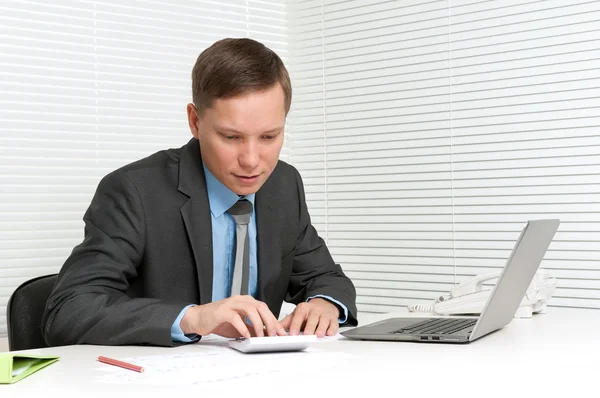 Homme d'affaires witn un ordinateur dans son bureau — Photo