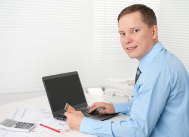 Online ofis onun kredi kartıyla ödeme iş adamı