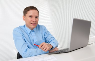 genç işadamı ofiste masa başında oturan laptop ile çalışma