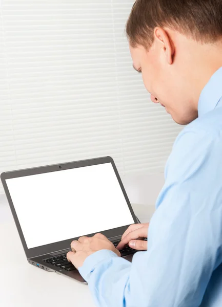 Üzletember ül íróasztal, és dolgozik a laptop-val bl — Stock Fotó