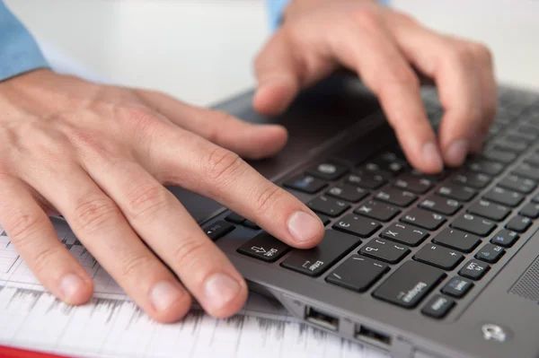 Primo piano di mani maschili con computer portatile — Foto Stock