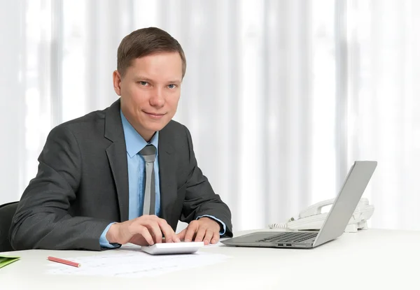 Empresario sentado en el lugar de trabajo —  Fotos de Stock