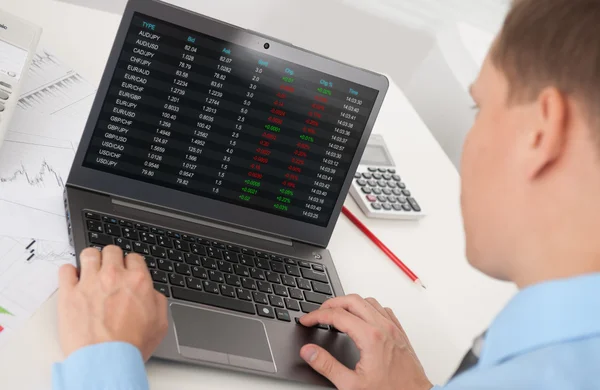 Hombre de negocios analizando el mercado de valores en el ordenador portátil — Foto de Stock