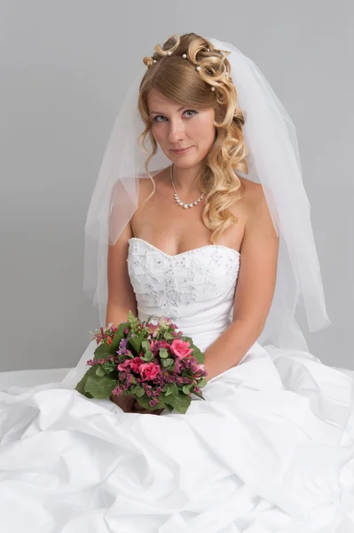 Krásná žena na sobě svatební šaty. nevěsta — Stock fotografie
