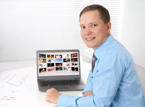 Junge Designerin arbeitet mit Bildern am Laptop — Stockfoto