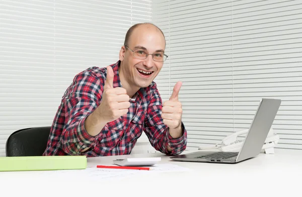 Bem sucedido casual homem mostrando polegares no escritório — Fotografia de Stock