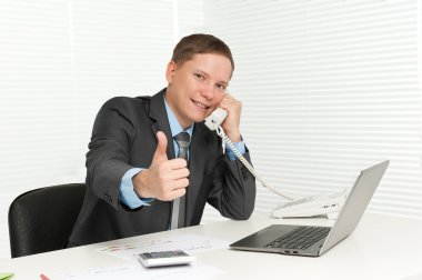 Ofiste çalışan bir iş adamı.