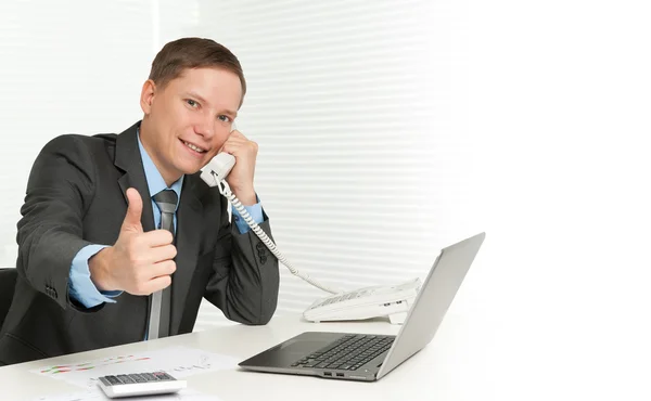 Empresário que trabalha no escritório — Fotografia de Stock