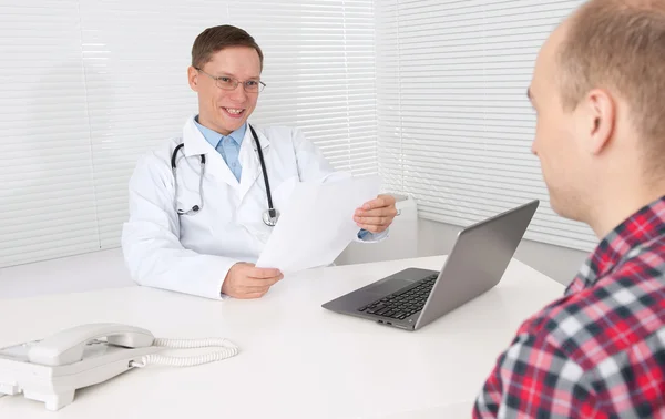 Médico y paciente en el consultorio — Foto de Stock