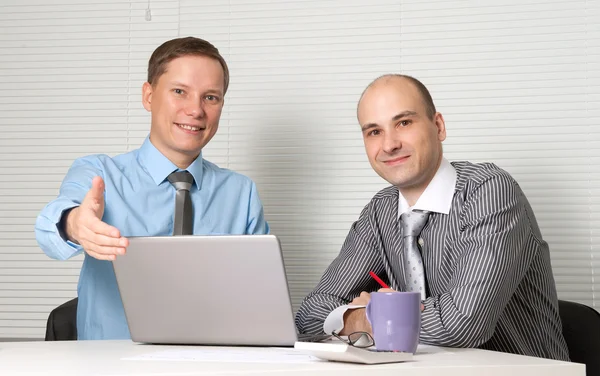 Два бизнесмена в офисе — стоковое фото