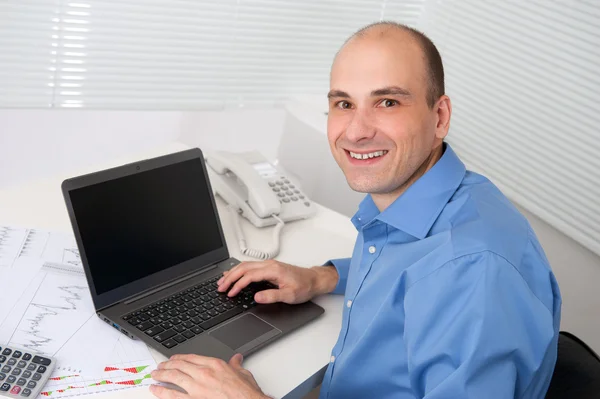 Relaxed young business man with laptop — Stock Photo, Image