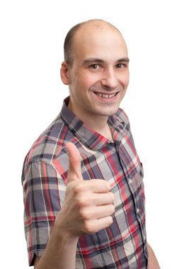 başparmak yukarıya ile gülümseyen genç adam