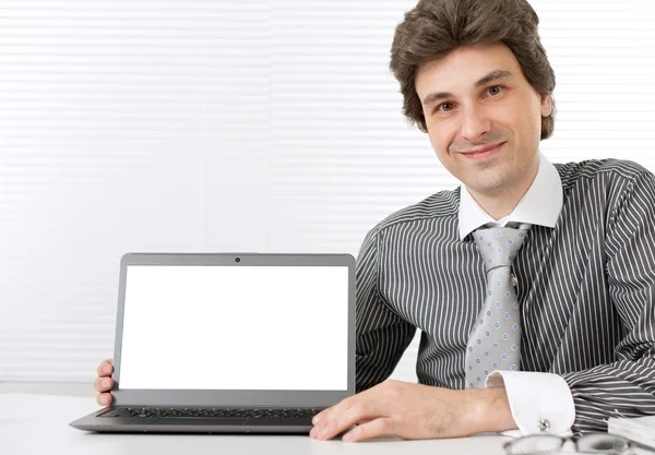 Podnikatel prezentovat něco na jeho laptopu — Stock fotografie