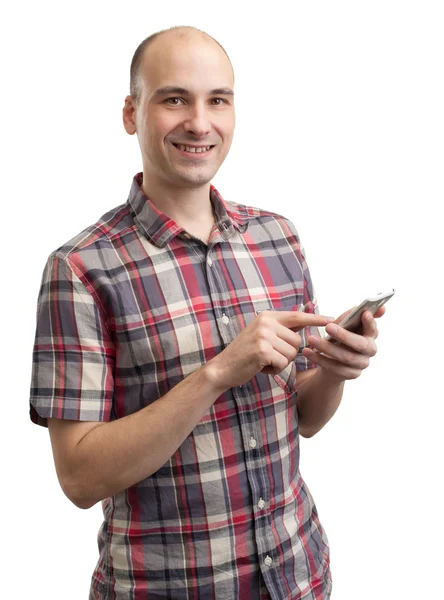 Jovem escrevendo mensagem de texto no telefone inteligente — Fotografia de Stock