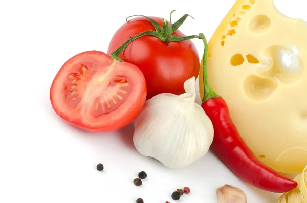 Verduras y queso sobre blanco —  Fotos de Stock