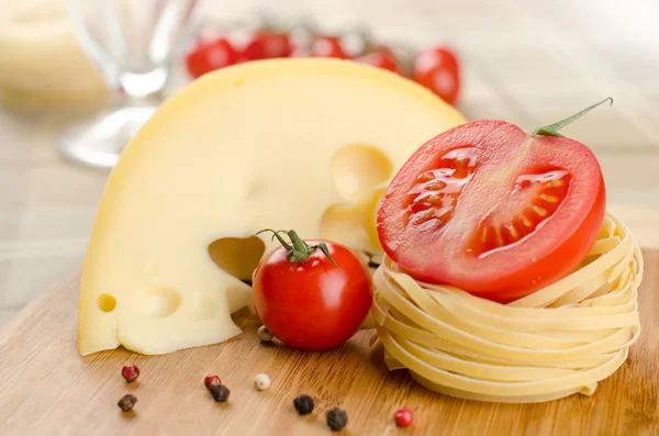 Pasta, ost och grönsaker. ingredienser — Stockfoto