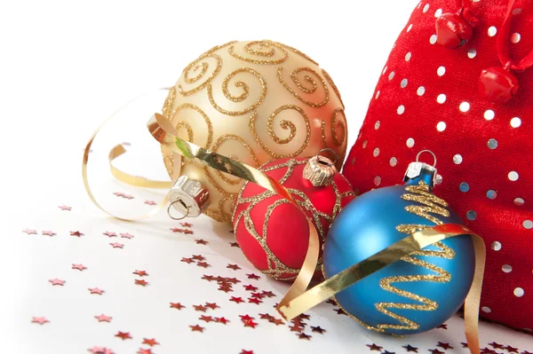 Bolso rojo de Santa Claus con juguetes de Navidad sobre fondo blanco —  Fotos de Stock