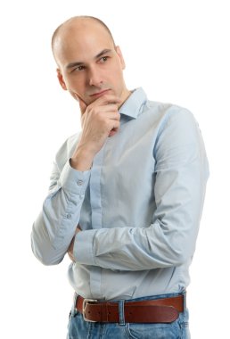 Genç adam düşünüyor.