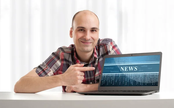 Junger Mann mit Laptop. Nachrichtenkonzept — Stockfoto