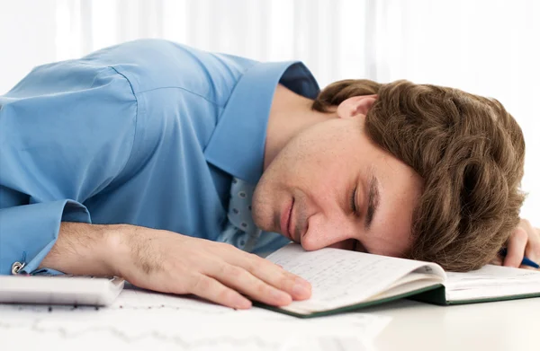 Homem de negócios descansando cabeça no notebook — Fotografia de Stock