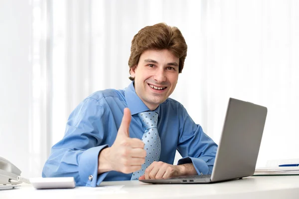 Zakenman zit achter bureau werkend op laptop computer — Stockfoto