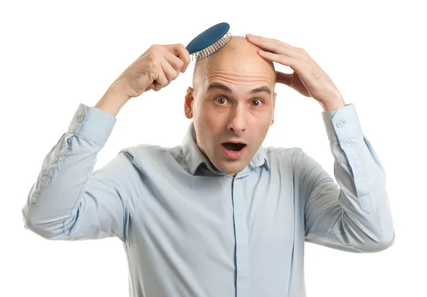 Homem careca chocado segurando pente — Fotografia de Stock