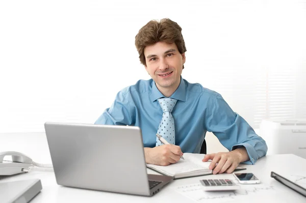 Empresário sentado na frente do laptop no escritório — Fotografia de Stock