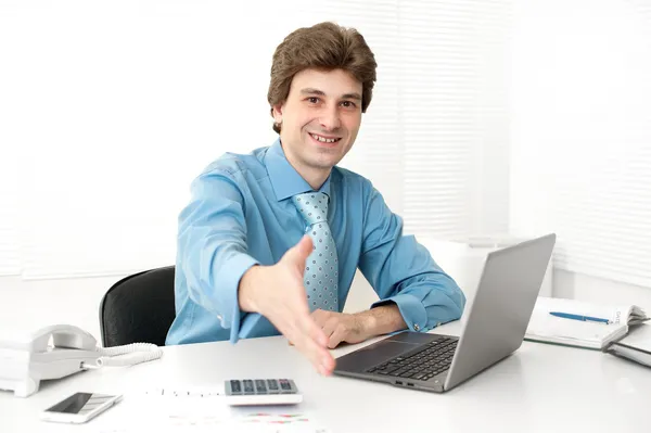 Bir dizüstü bilgisayarda ofiste çalışan iş adamı — Stok fotoğraf