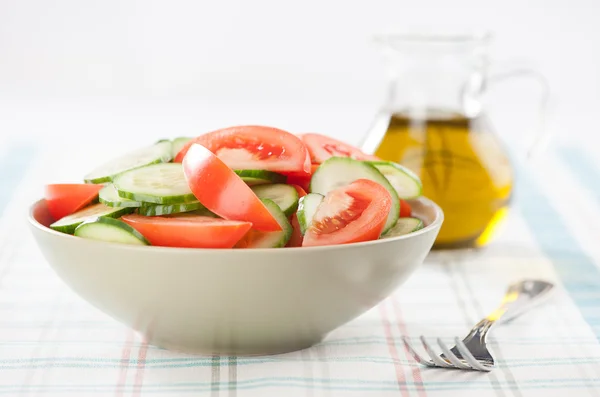 Vegetabilsk salat med tomater og agurker – stockfoto