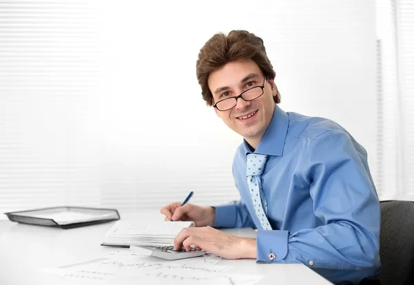 Uomo d'affari durante la scrittura di alcuni documenti — Foto Stock