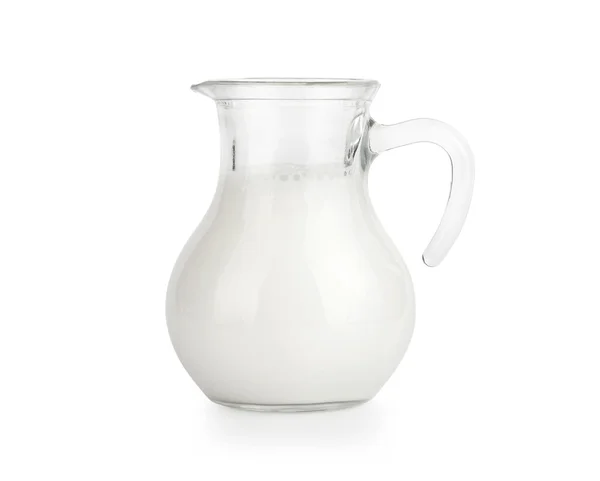 Jarra de vidrio de leche fresca aislada en blanco — Foto de Stock