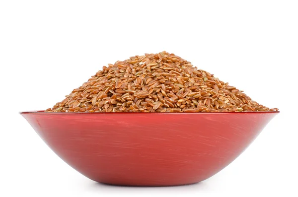 Κόκκινο ρύζι σε ένα μπολ, που απομονώνονται σε λευκό — Φωτογραφία Αρχείου