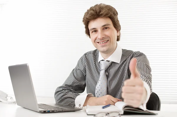 Счастливый молодой бизнесмен держит большие пальцы вверх — стоковое фото