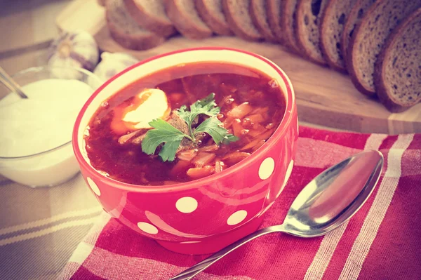 Russische Küche. Borschtsch - Rote-Bete-Suppe — Stockfoto