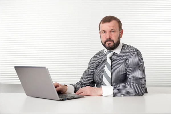 Gamle affärsman med laptop — Stockfoto