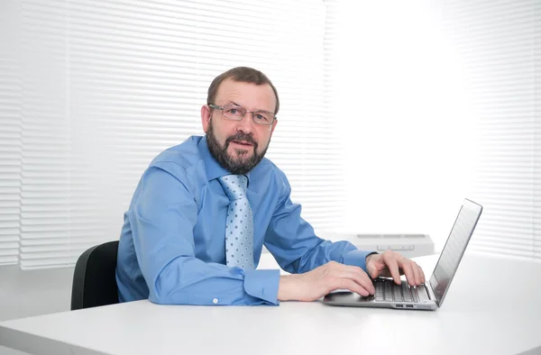 Senior-Geschäftsmann arbeitet am Laptop — Stockfoto