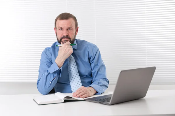 Senior affärsman med laptop — Stockfoto