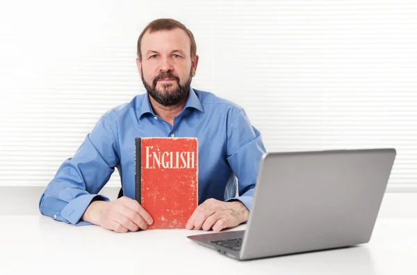 Hombre mayor con libro de inglés — Foto de Stock