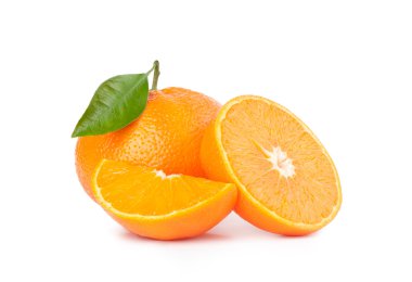 Beyaz arkaplanda portakal meyvesi izole